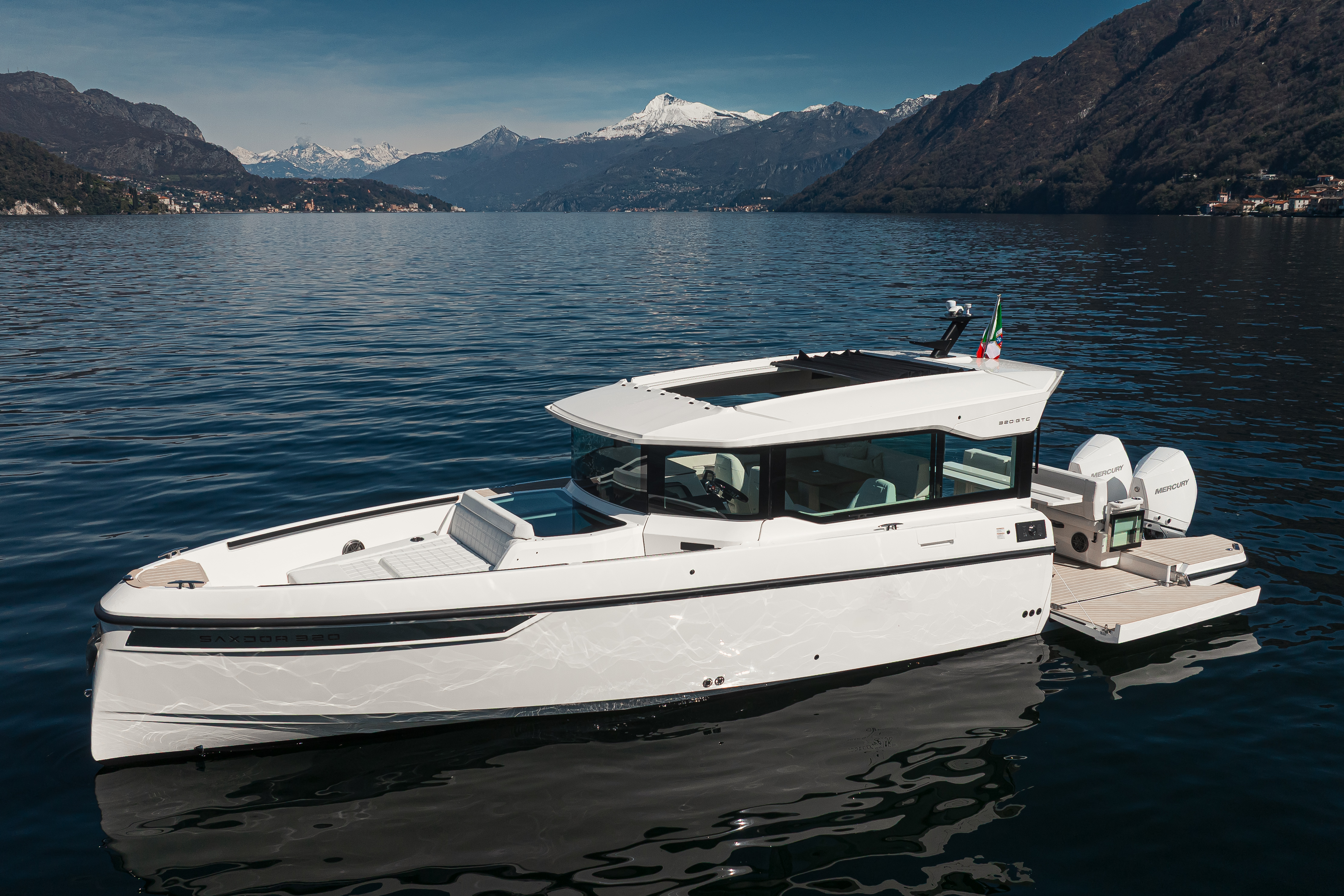 Luxury yacht ormeggiato sul Lago di Como con vista panoramica su Como
