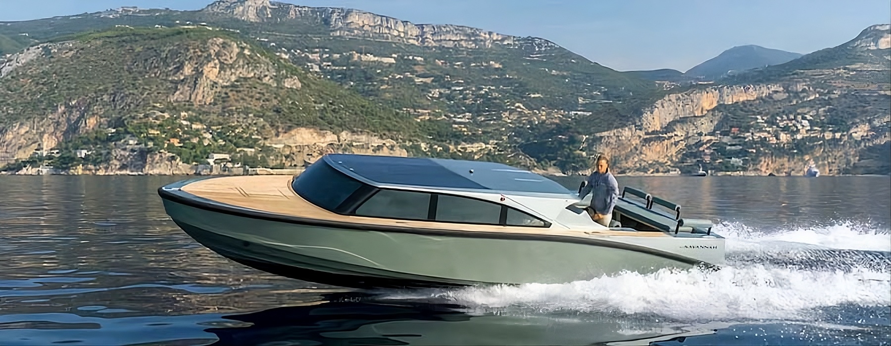 Limousine Boat sul Lago di Como visto da Varenna al tramonto