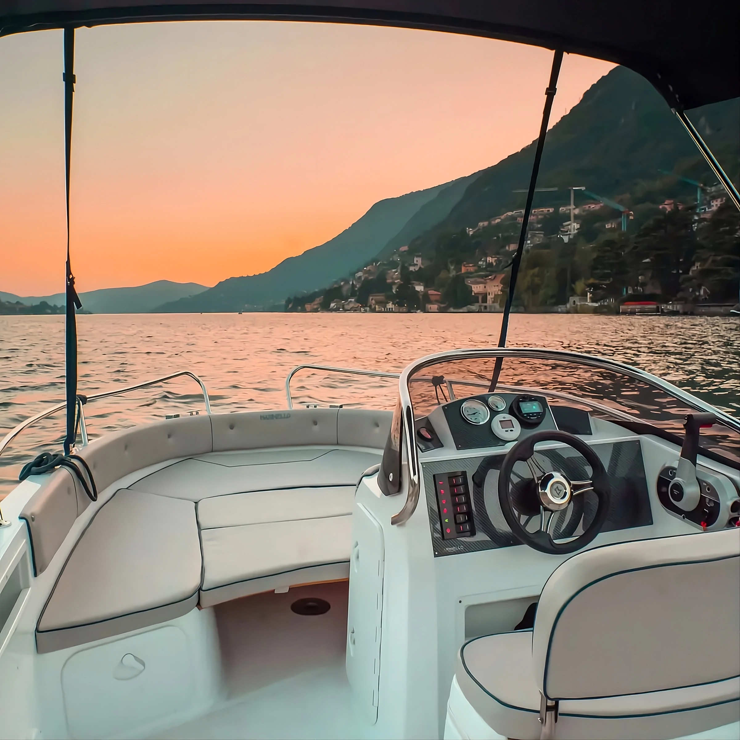 Barca self drive al tramonto sul Lago di Como da Como con vista su Bellagio